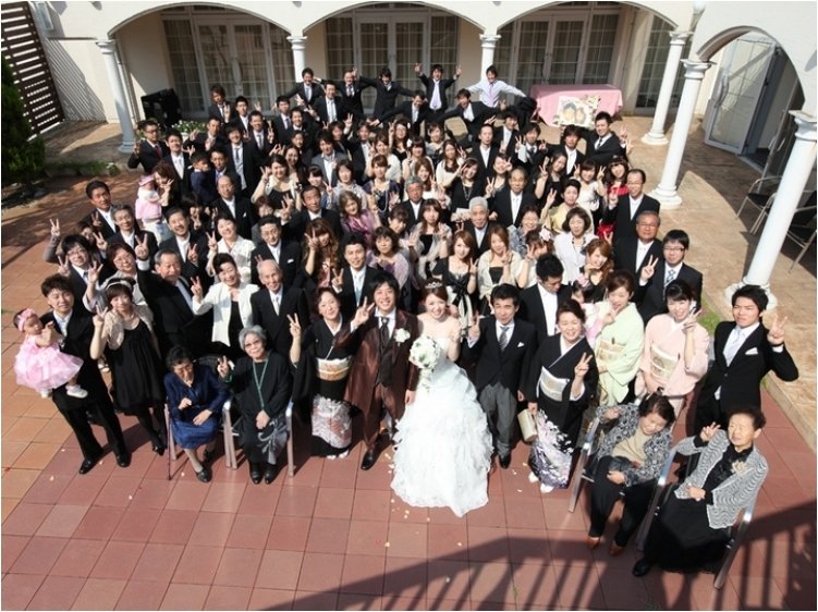 新郎ご友人による余興は体操服を着て組体操、新郎も参加して息の合った演技に注目が集まります。8頁目:結婚式アルバム