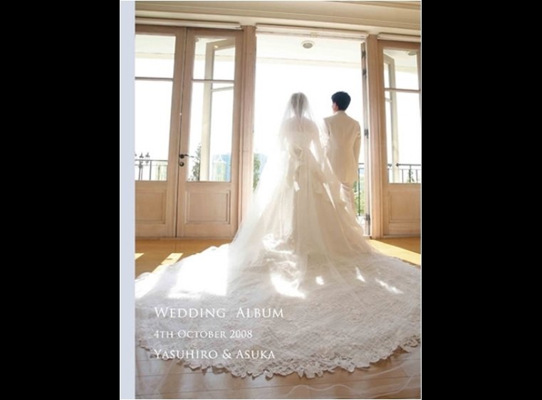 レースのトレーンの美しさが際立つ後ろ姿の写真を表紙に選ばれました。1頁目:結婚式アルバム