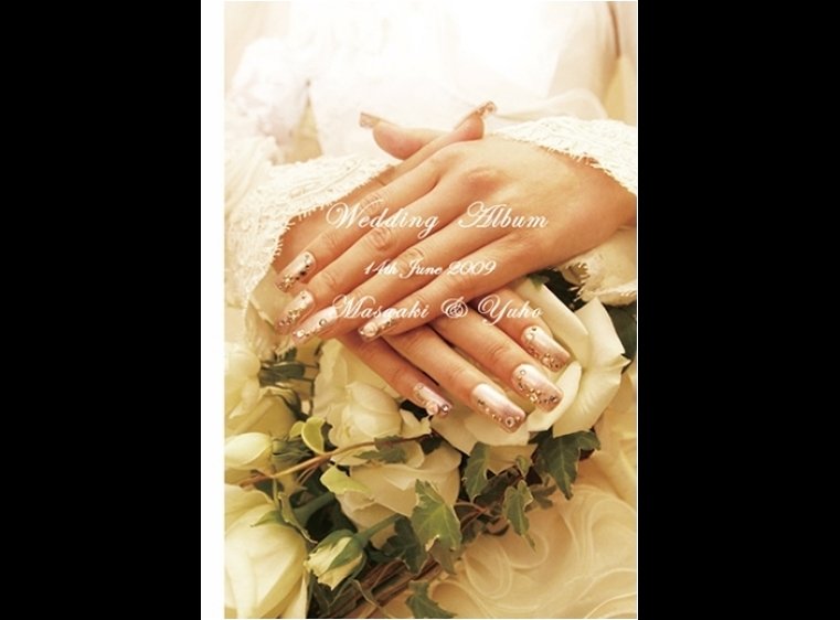 前撮りは白無垢と真紅の色打掛。1頁目:結婚式アルバム