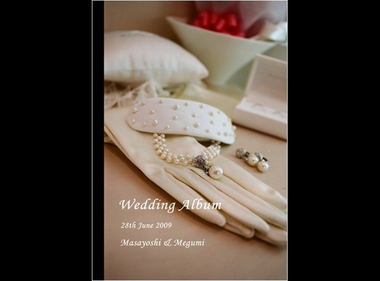 表紙は新婦が身につける小物たちのショットです。1頁目:結婚式アルバム