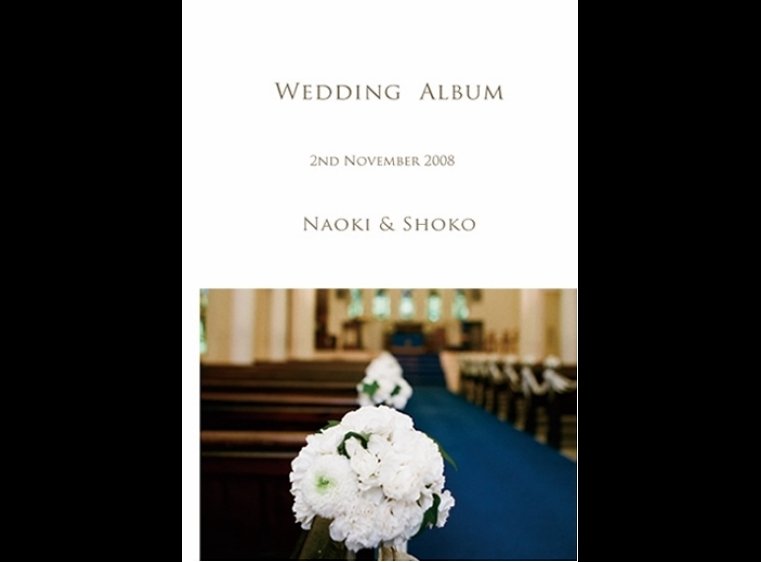 青いバージンロードに花の白さが映える素敵な表紙です。1頁目:結婚式アルバム