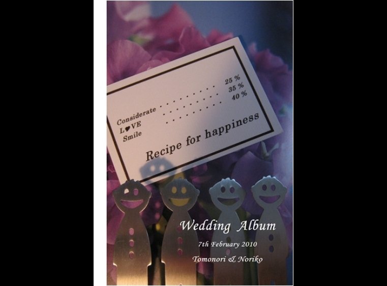 表紙をめくるとお支度の様子から始まります。1頁目:結婚式アルバム