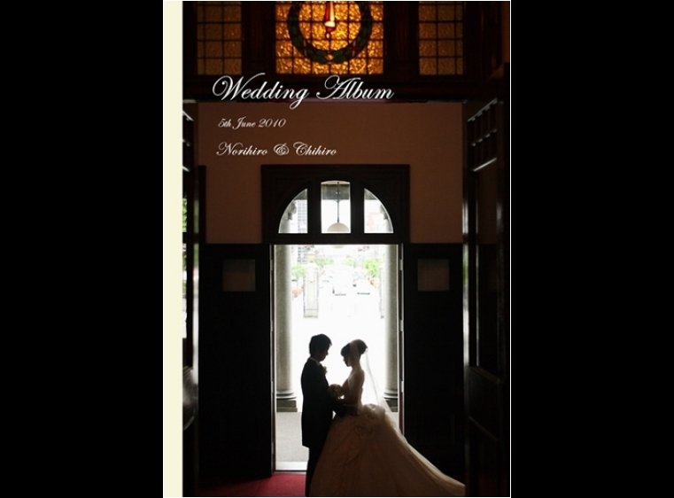前撮りから挙式披露宴までを収めたご両親に贈るアルバムです。1頁目:結婚式アルバム
