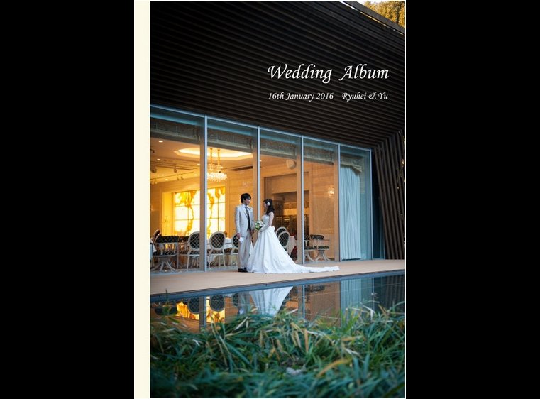 表紙には見つめ合うお二人が水面に映る、シックで大人っぽいお写真を選ばれました。1頁目:結婚式アルバム