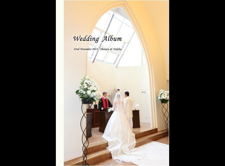 緑豊かな庭園のなか空へのびる尖塔と十字架、そんなチャペルの元での挙式でした。1頁目:結婚式アルバム