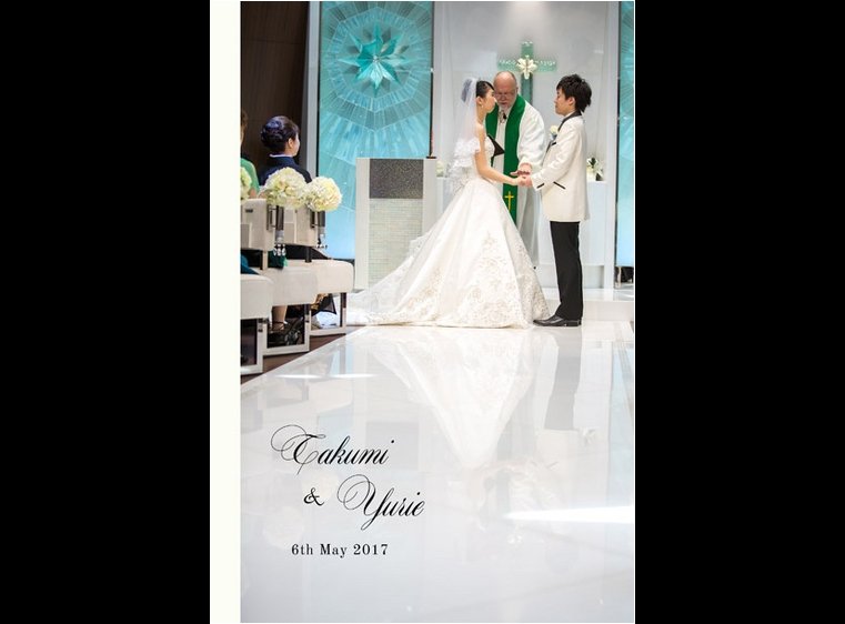 ページをめくると爽やかな新緑が美しい季節、笑顔のお二人から始まります。1頁目:結婚式アルバム