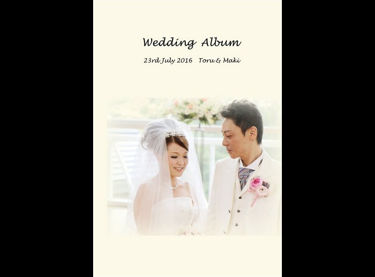 ひときわ神々しい真紅のバージンロードが続き、祭壇に向かうふたりの視界の先に広がる、まばゆい光と優雅にそよぐ緑が神秘的です。1頁目:結婚式アルバム
